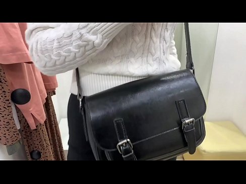 ❤️ Javna masturbacija mlade kujice FeralBerry s dildom u sobi za mjerenje ️❌ Analni video na hr.sexycamse.top ❌❤